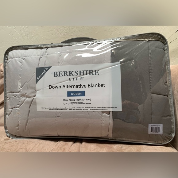 Best HD Pictures about  Berkshire Life Down Alternative Blanket  with No AI Images